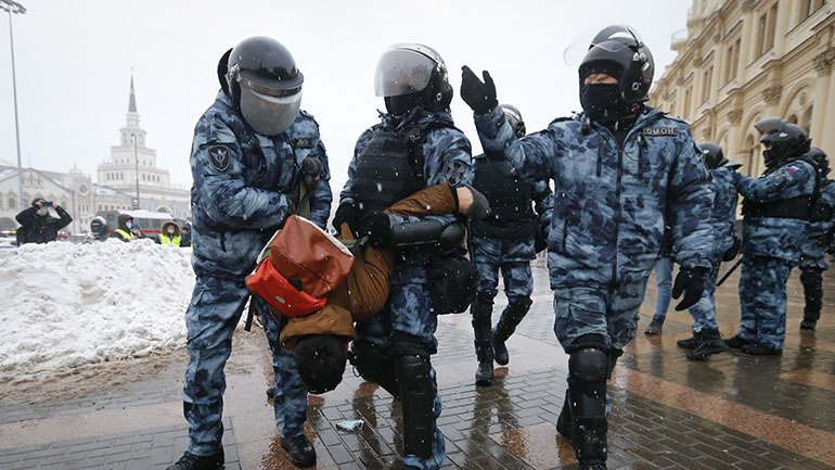 Οι ΗΠΑ καταδικάζουν τις «σκληρές μεθόδους» της ρωσικής αστυνομίας εναντίον των διαδηλωτών